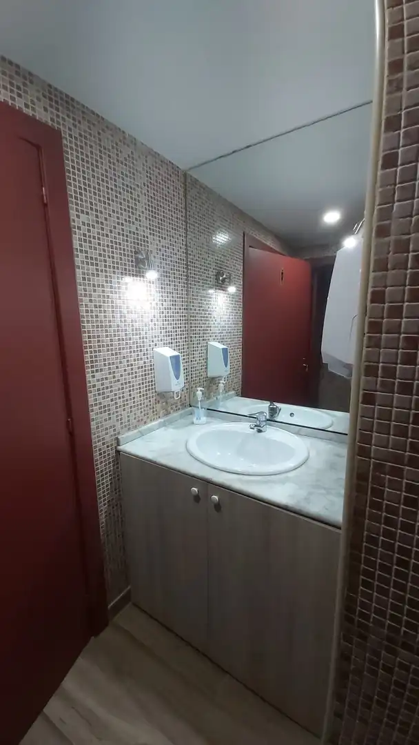 Baño de Local en venta en Cerdanyola del Vallès con Aire acondicionado