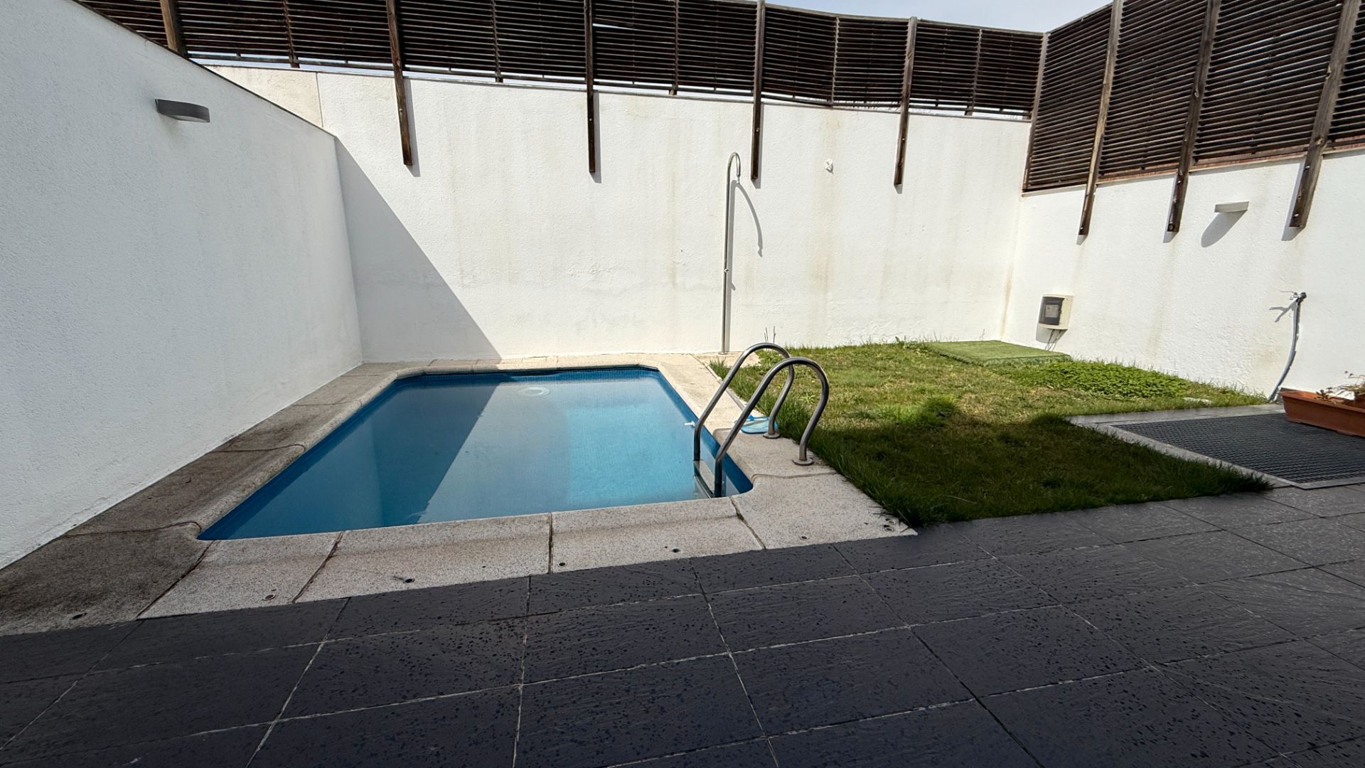 Piscina de Casa adosada de lloguer en  Madrid Capital amb Aire condicionat, Calefacció i Jardí privat