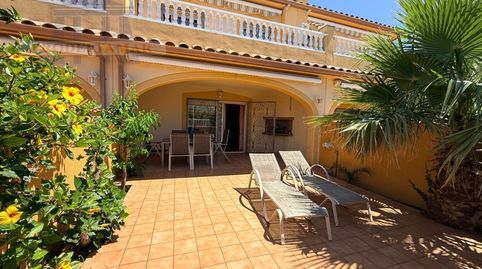 Exclusiva residencia con piscina y jardines en Miami Platja