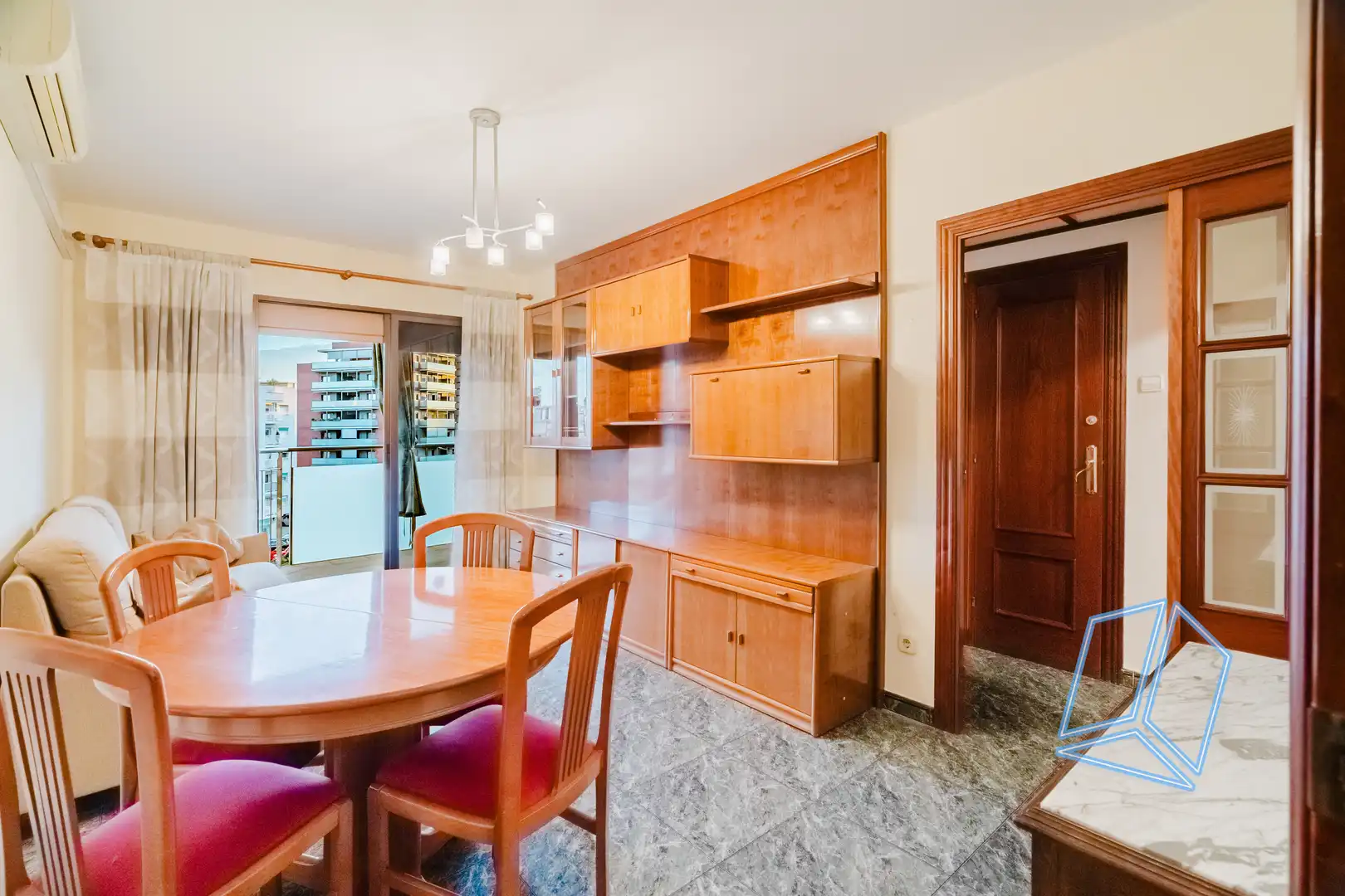 Comedor de Piso en venta en L'Hospitalet de Llobregat con Balcón