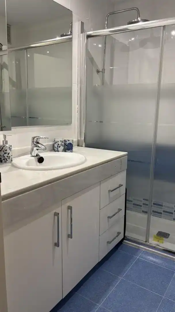 Badezimmer von Wohnung zur Miete in Rota mit Klimaanlage, Privatgarten und Schwimmbad