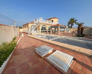 Vista exterior de Casa o xalet en venda en Torrevieja amb Calefacció, Jardí privat i Piscina comunitària