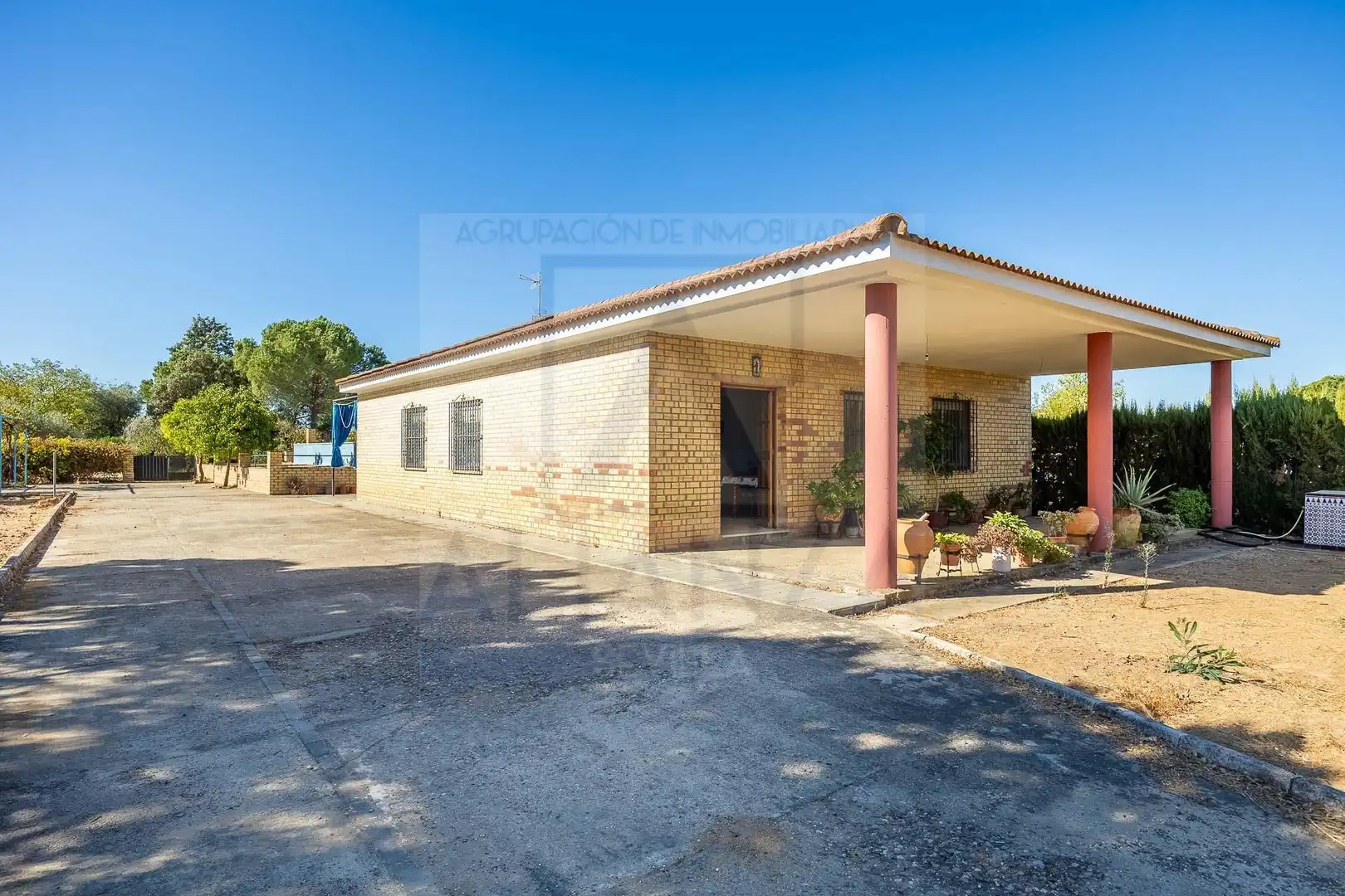 Houses for sale in Sanlúcar la Mayor, Sevilla