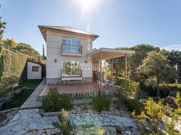 House with pool for sale in Los Robles