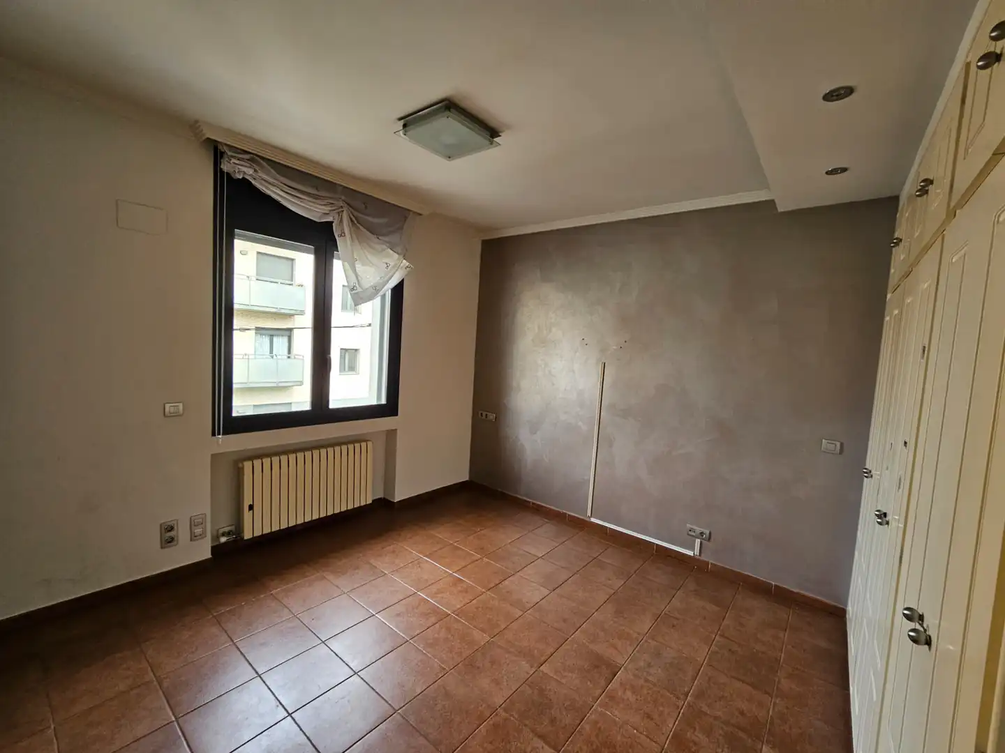 Habitación de Casa adosada de alquiler en Figueres con Calefacción, Jardín privado y Terraza