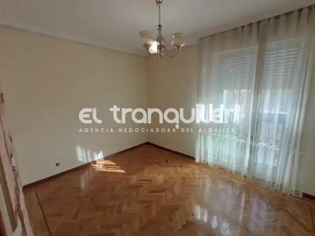 Living room of Flat for rent in Madrid  with Air Conditioner, Parquet flooring and Washing machine