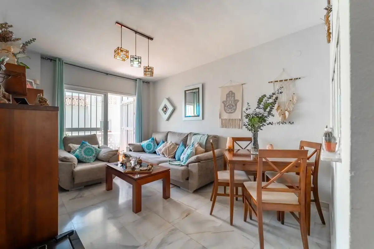 Sala de estar de Planta baja en venta en Rincón de la Victoria con Calefacción, Jardín privado y Terraza