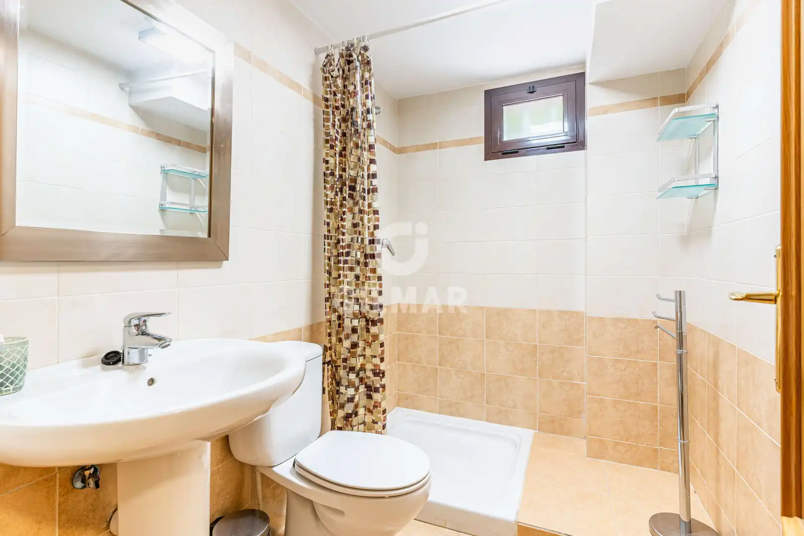 Badezimmer von Einfamilien-Reihenhaus zum Verkauf in Arroyomolinos (Madrid) mit Heizung, Privatgarten und Schwimmbad