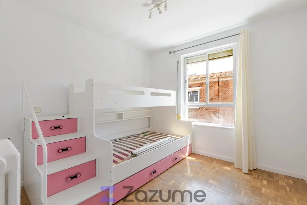 Schlafzimmer von Dachboden zur Miete in Madrid mit Klimaanlage, Heizung und Parkett