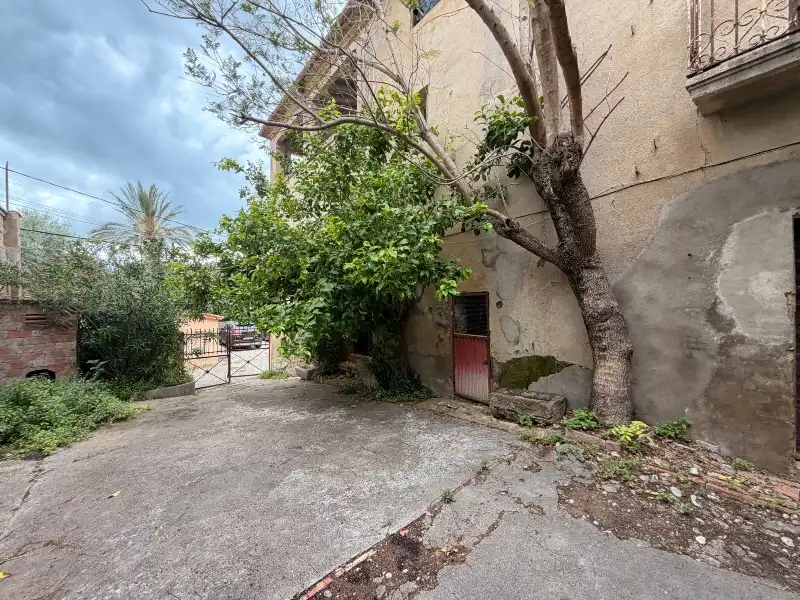 Vista exterior de Casa o xalet en venda en Saus, Camallera i Llampaies amb Terrassa i Balcó
