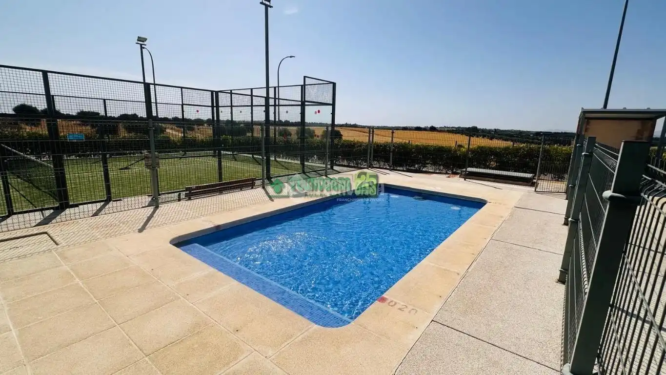 Piscina de Casa adosada en venda en Bargas amb Calefacció i Piscina comunitària