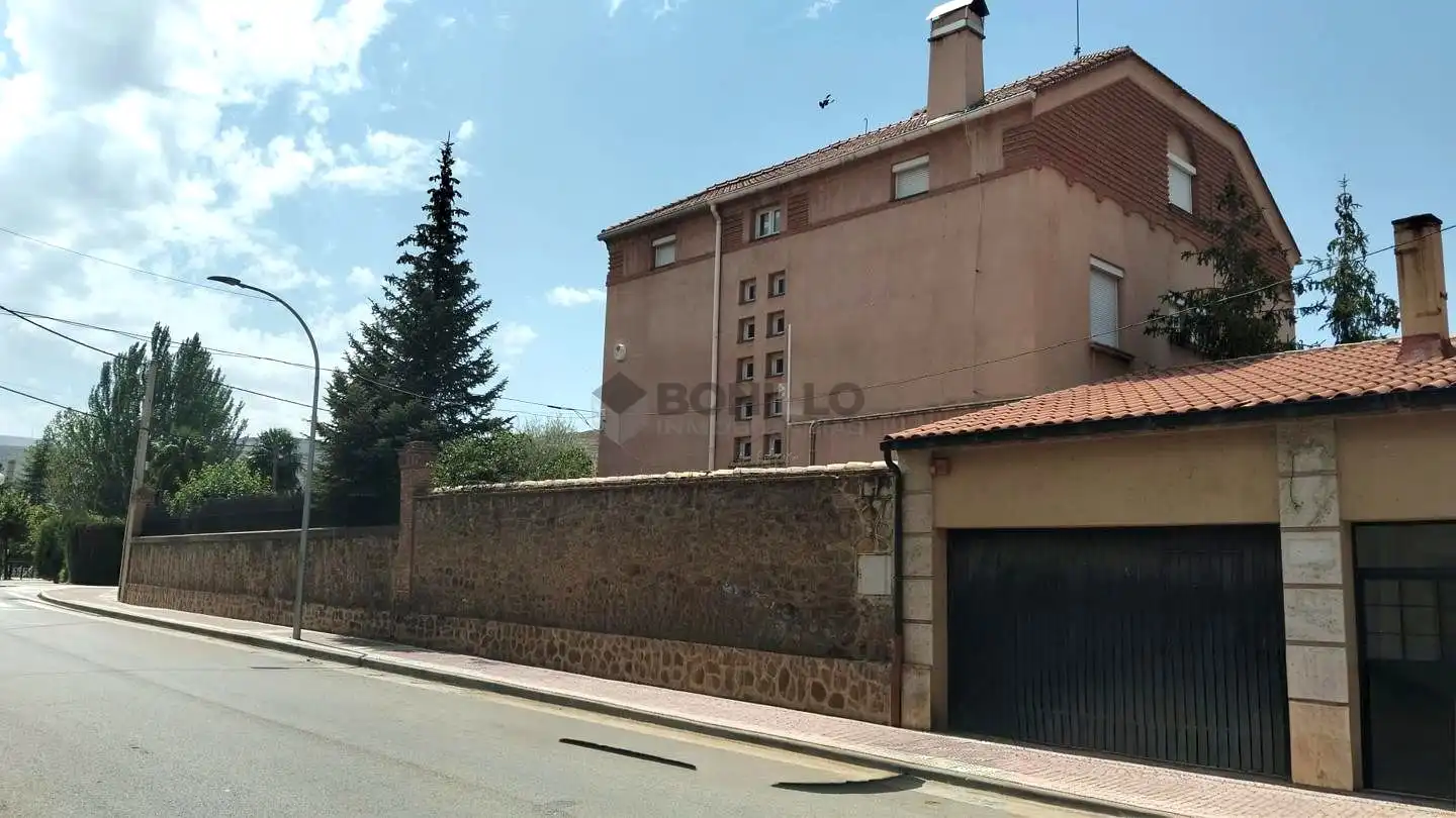 Vista exterior de Casa o xalet en venda en Utrillas amb Calefacció, Jardí privat i Terrassa