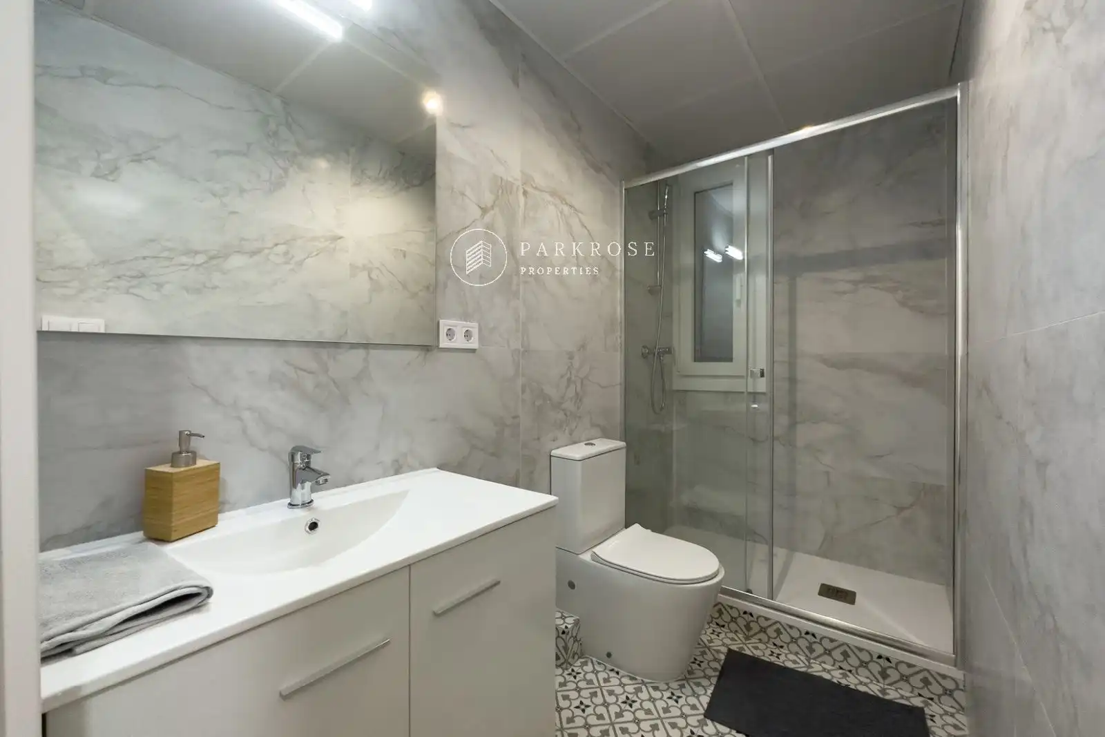 Bathroom of Flat for share in Barcelona  with Parquet flooring, Furnished and Oven