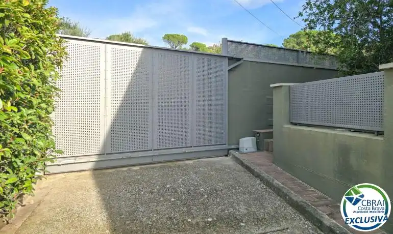 Vista exterior de Casa o xalet en venda en La Jonquera amb Aire condicionat, Calefacció i Jardí privat