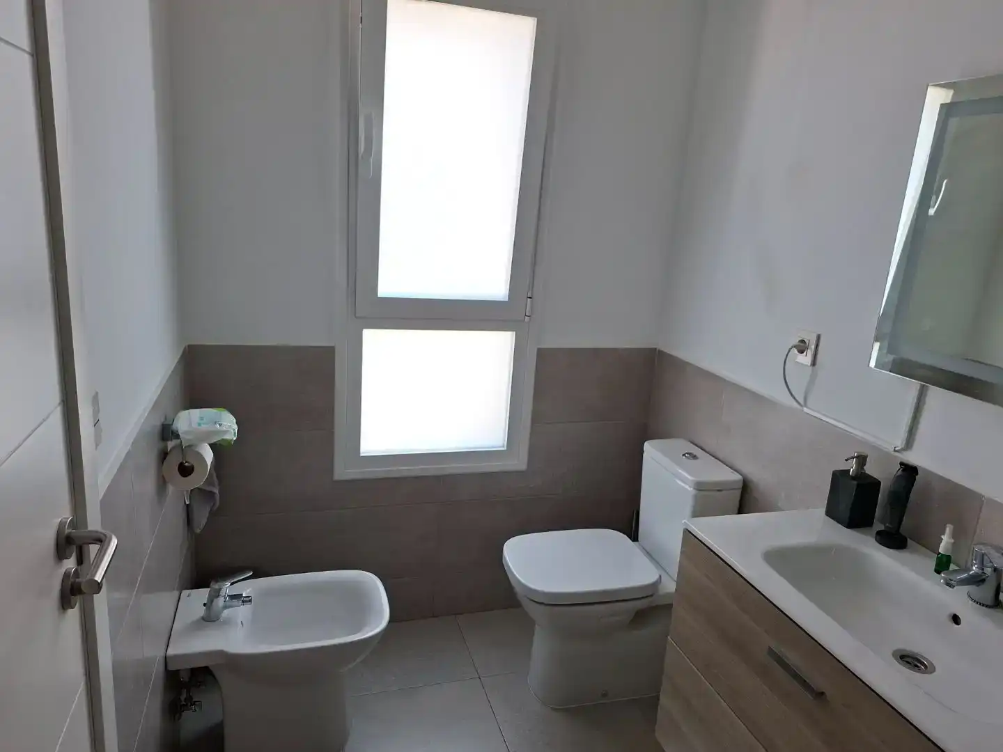 Bathroom of Flat for sale in  Sevilla Capital  with Air Conditioner and Swimming Pool