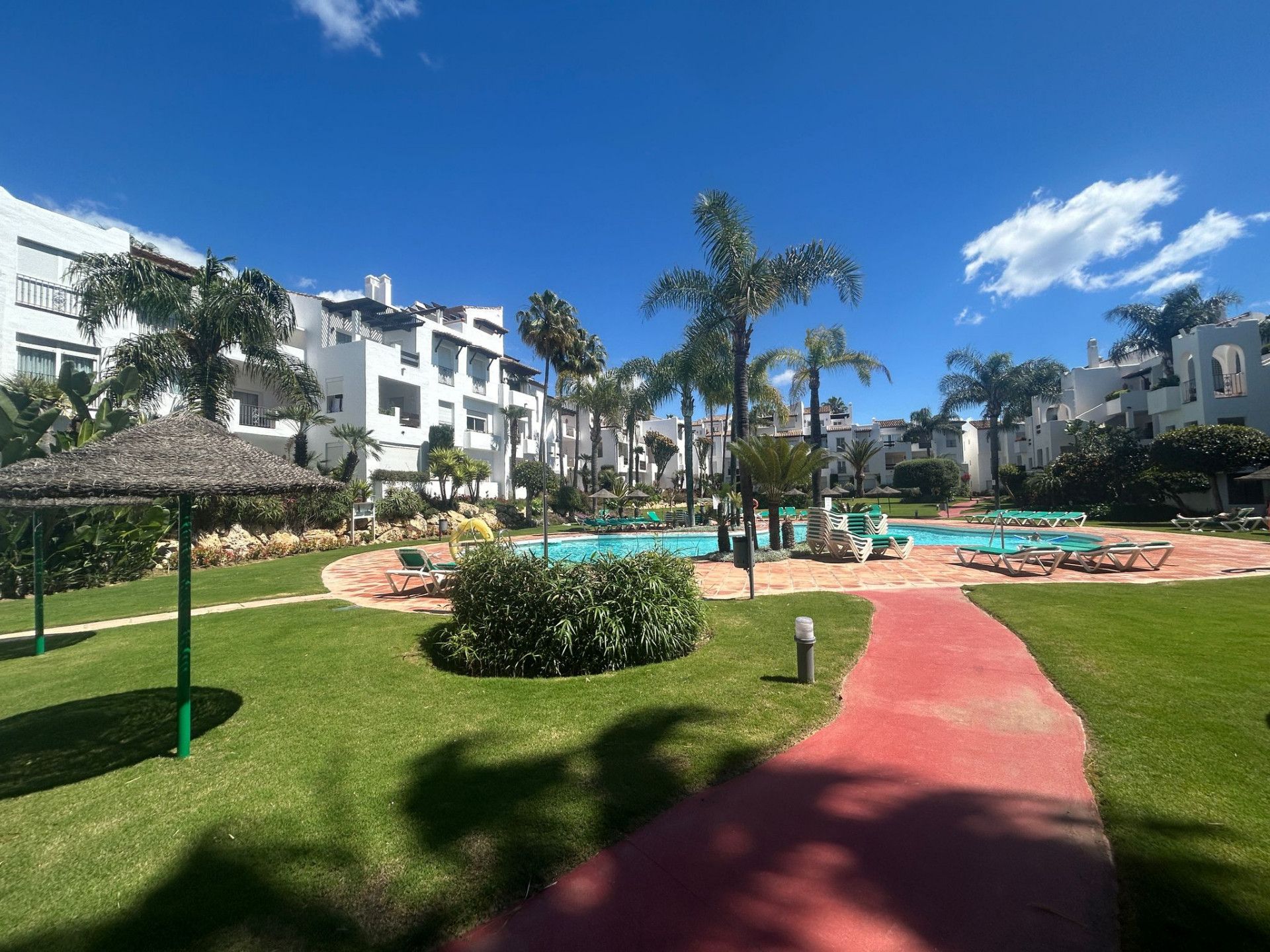 Vista exterior de Apartament en venda en Estepona amb Aire condicionat, Calefacció i Terrassa