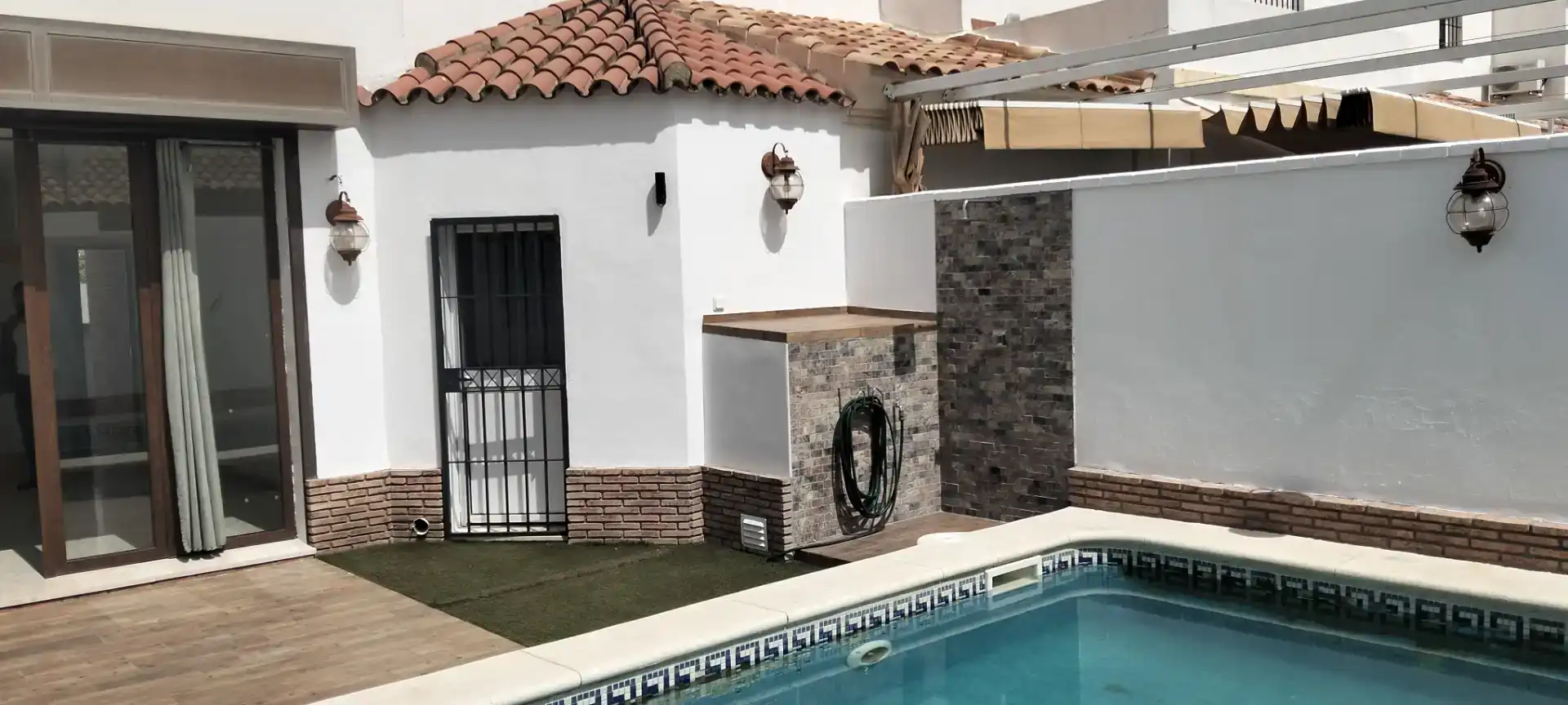 Piscina de Casa adosada en venda en Alcalá del Río amb Aire condicionat