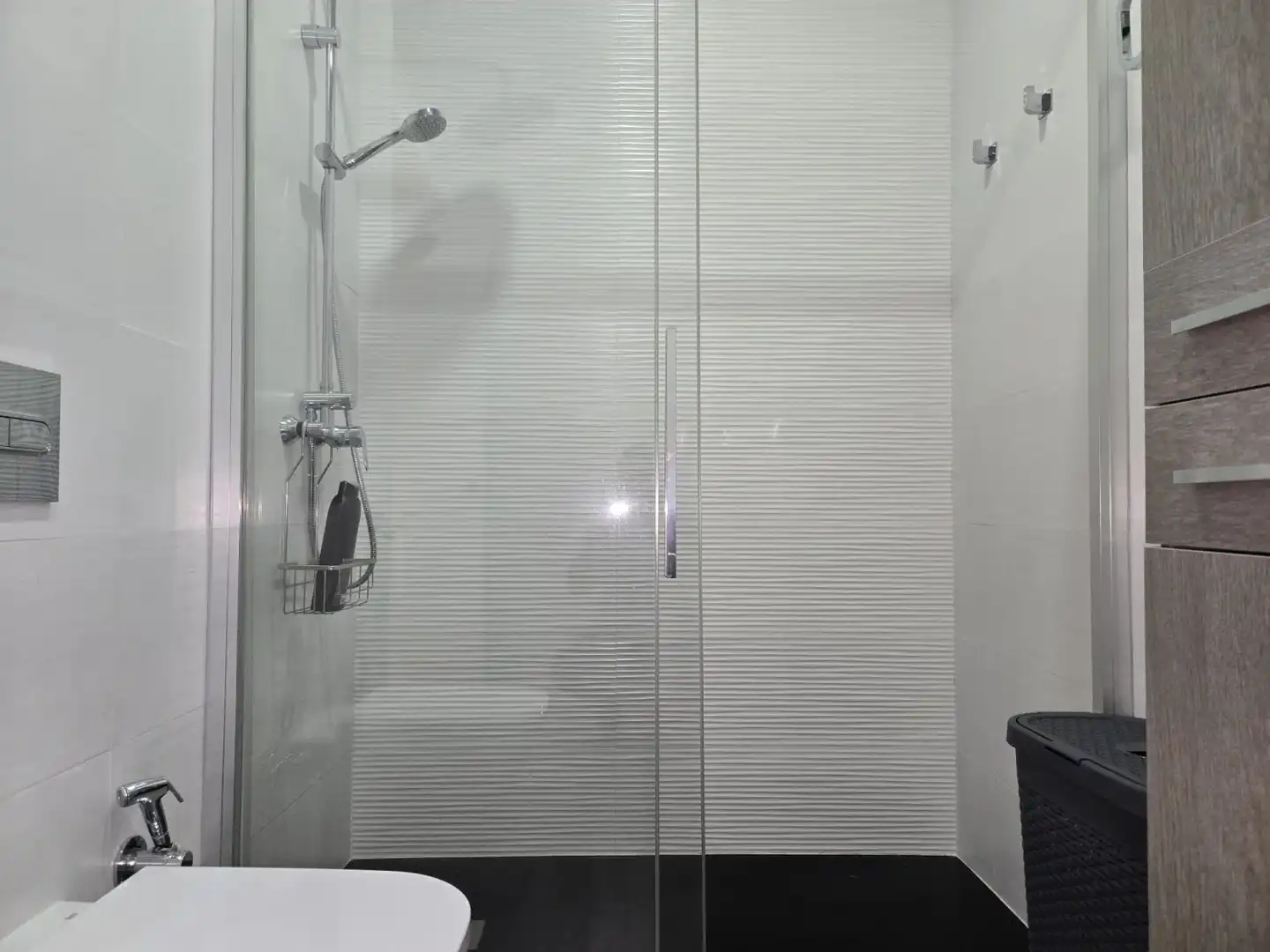 Bany de Apartament de lloguer en Gelves amb Aire condicionat, Calefacció i Moblat