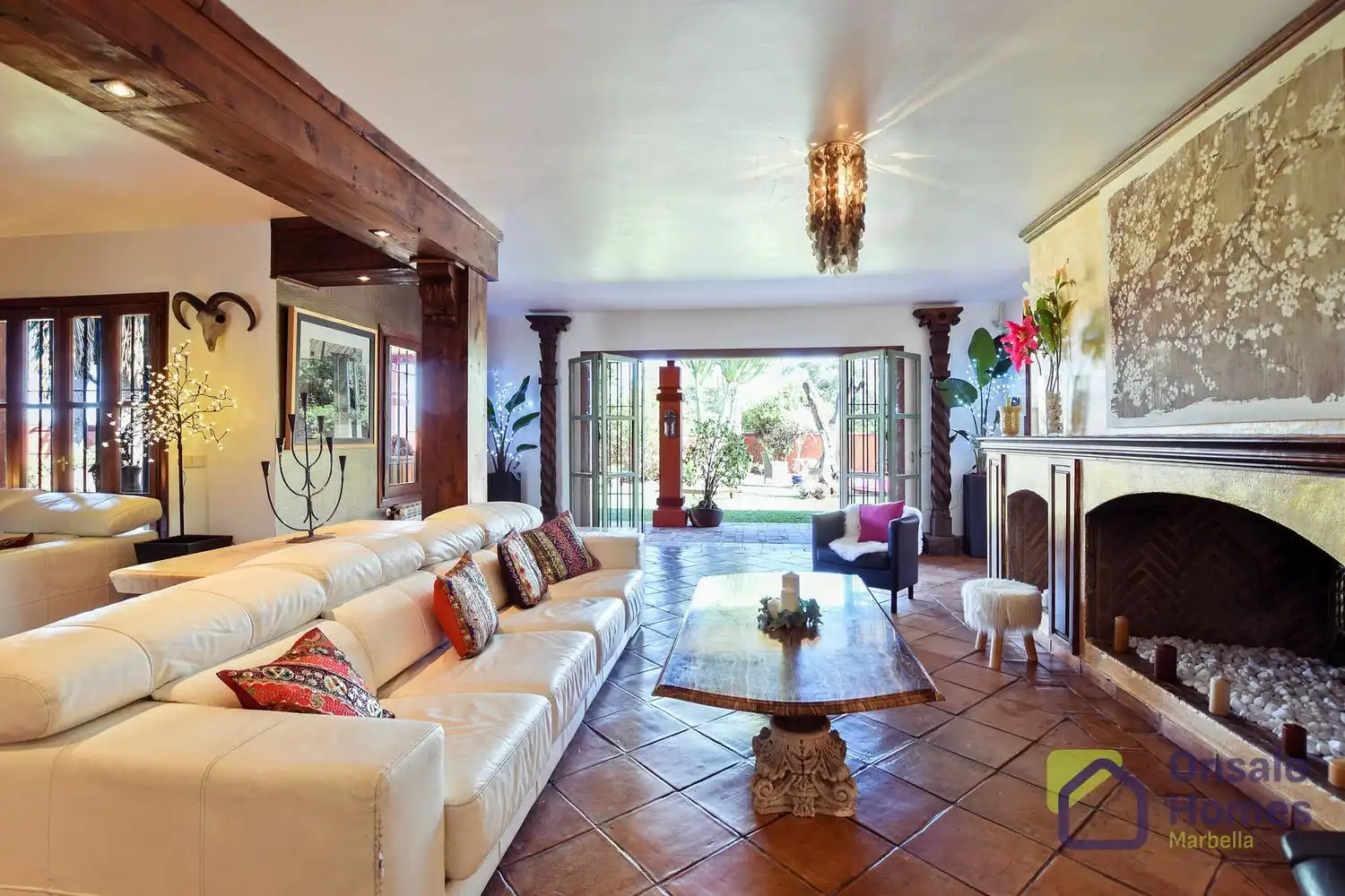 Sala d'estar de Casa o xalet en venda en Marbella amb Aire condicionat, Jardí privat i Terrassa