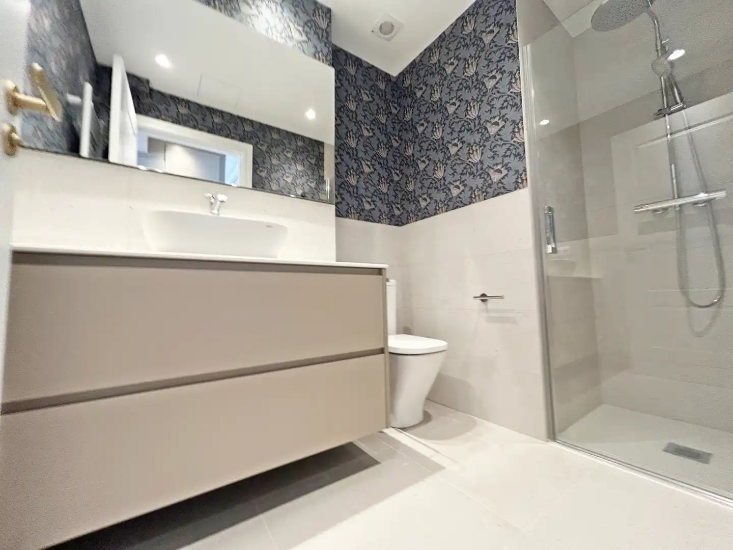 Baño de Piso en venta en Vitoria - Gasteiz con Calefacción, Trastero y Horno