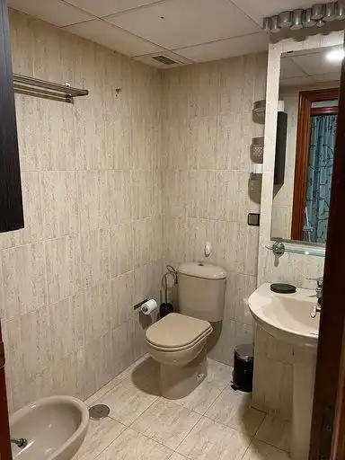 Baño de Piso de alquiler en Huelva con Aire acondicionado, Amueblado y Balcón