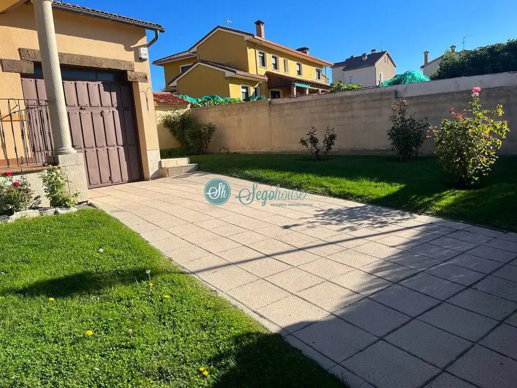 Casa o xalet de lloguer en Palazuelos de Eresma amb Calefacció, Terrassa i Moblat