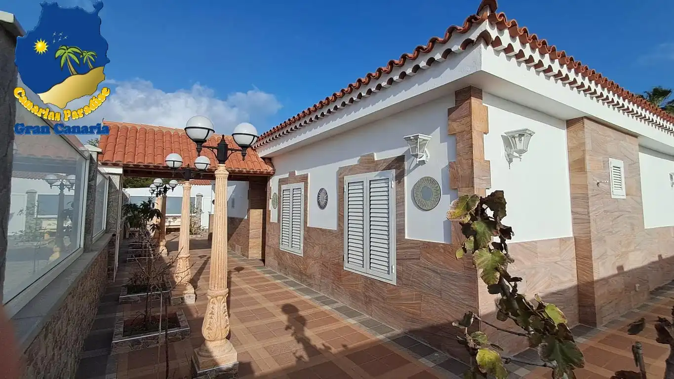 Vista exterior de Casa o xalet en venda en San Bartolomé de Tirajana amb Aire condicionat, Terrassa i Moblat