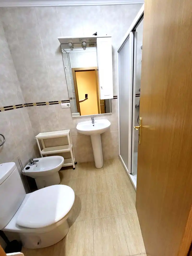 Baño de Piso de alquiler en Vigo  con Calefacción, Trastero y Amueblado