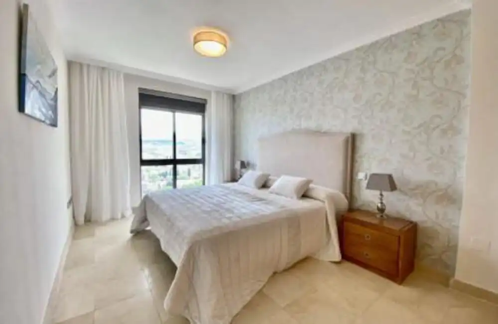 Schlafzimmer von Wohnungen zur Miete in Benahavís mit Klimaanlage, Terrasse und Schwimmbad