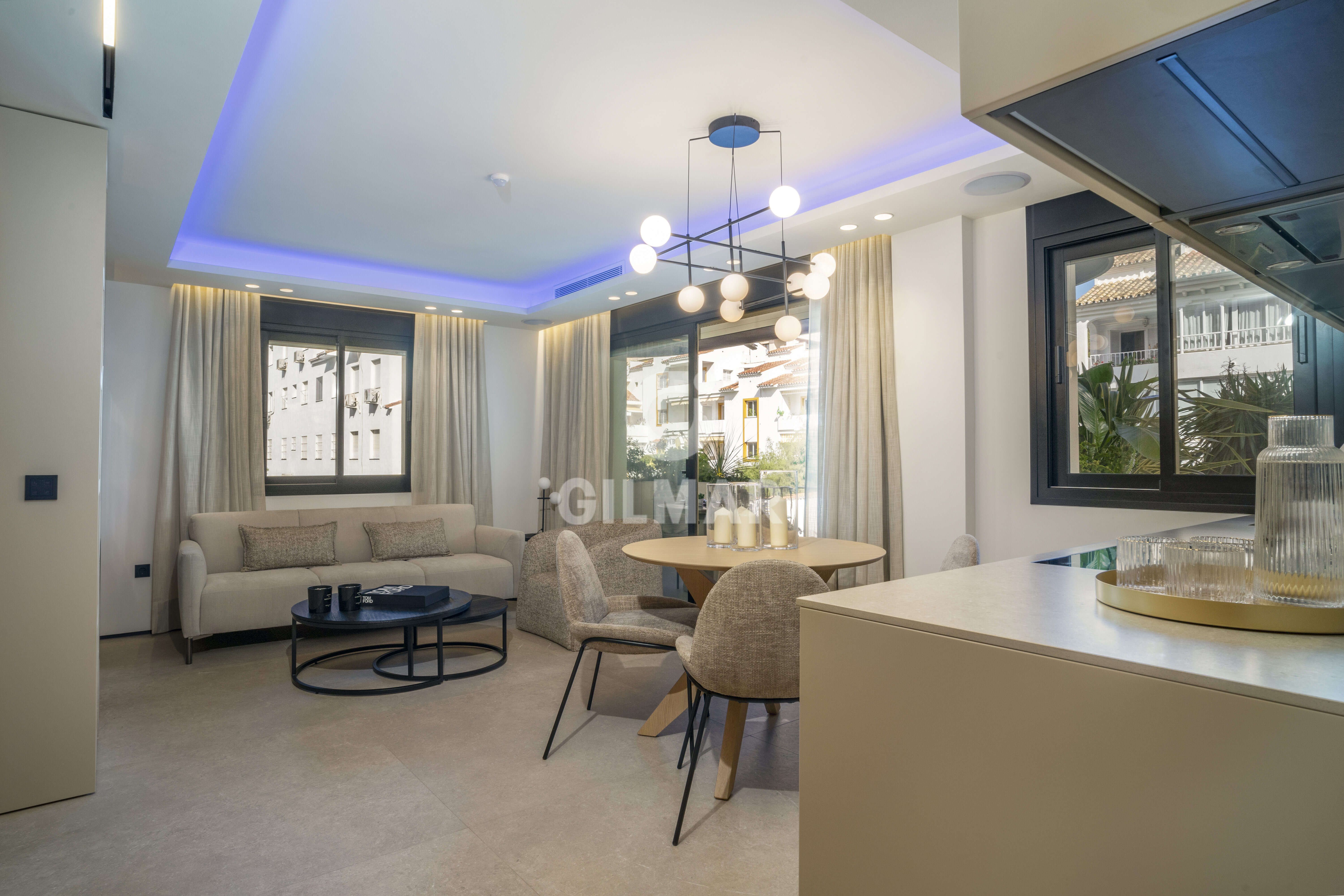 Sala d'estar de Apartament en venda en Marbella amb Traster, Piscina i Moblat