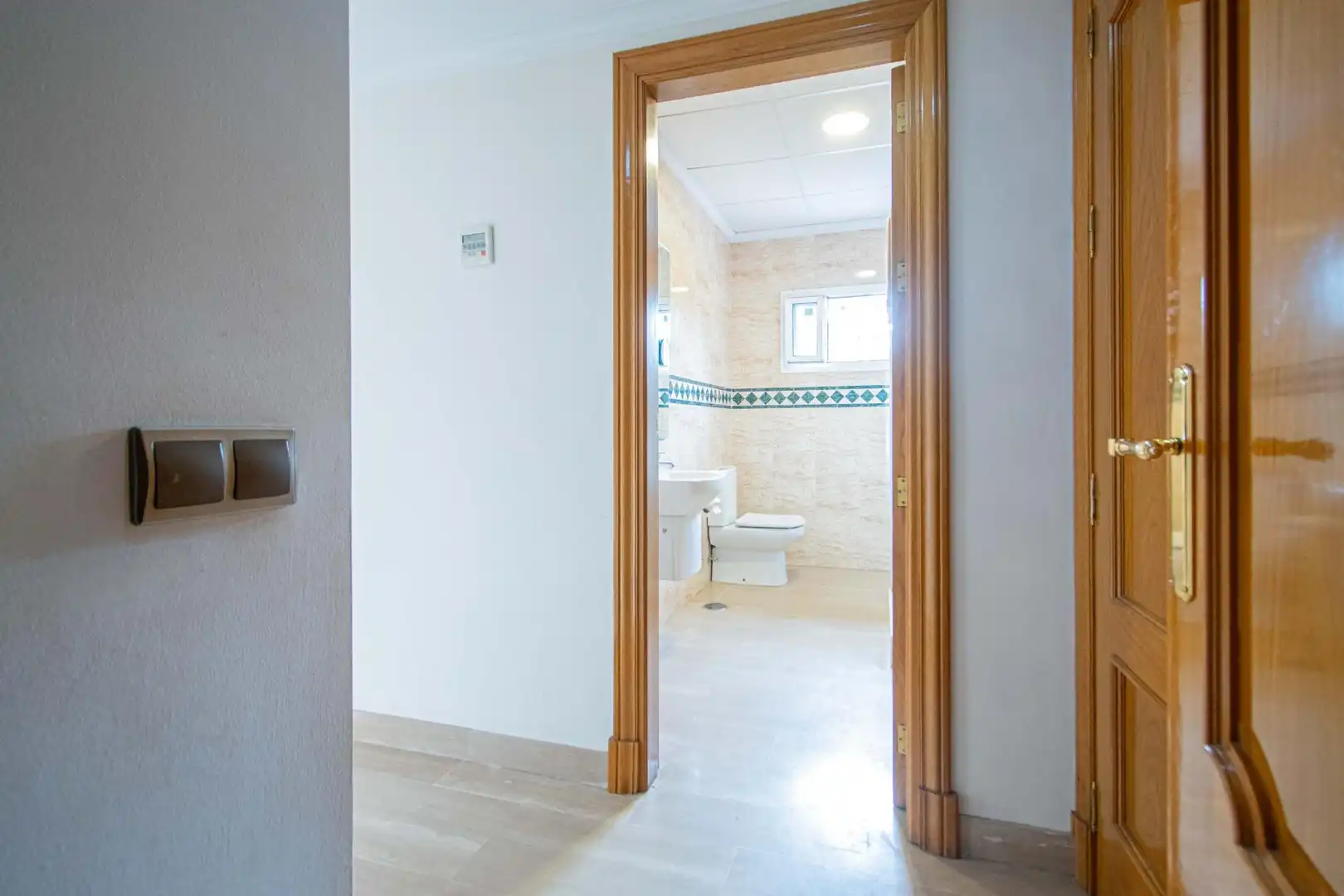 Bany de Casa o xalet en venda en Tomares amb Jardí privat, Terrassa i Piscina