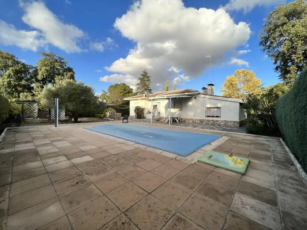 Vista exterior de Casa o chalet en venta en Nuevo Baztán con Calefacción, Jardín privado y Piscina