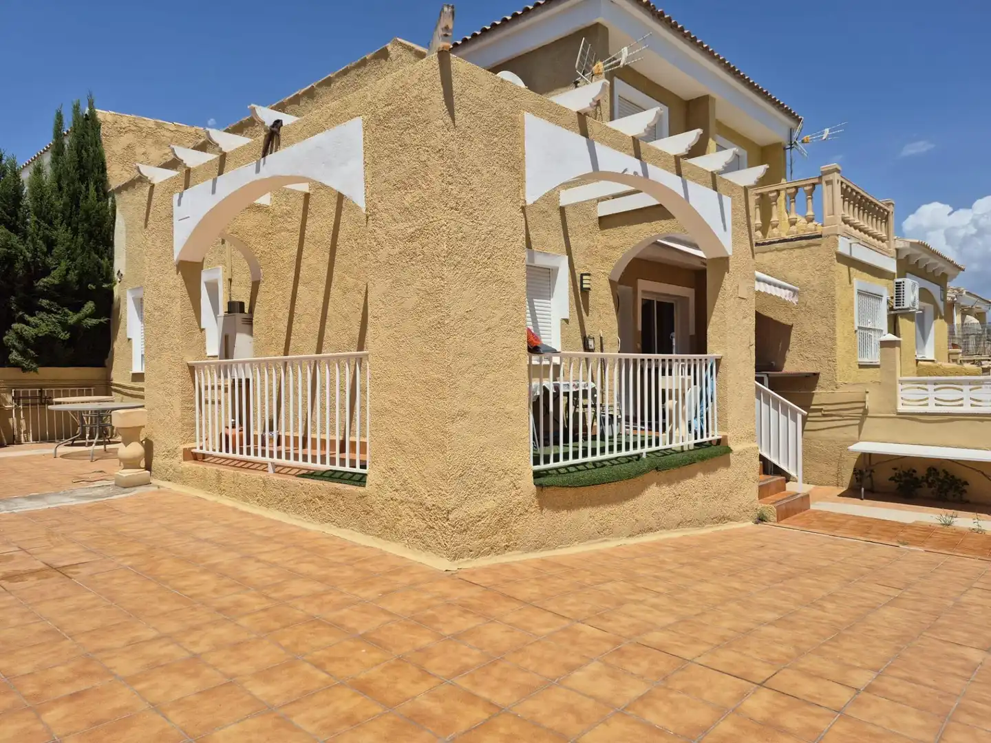Vista exterior de Casa o chalet en venta en La Nucia con Aire acondicionado, Terraza y Balcón