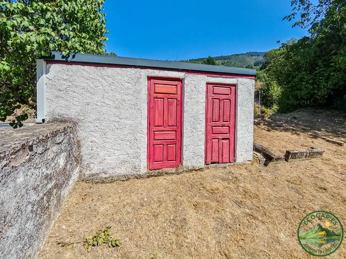 Vista exterior de Casa o xalet en venda en Vega de Valcarce amb Calefacció, Jardí privat i Parquet