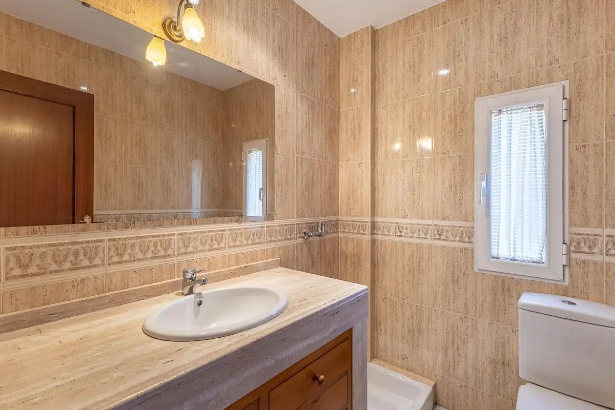 Bathroom of Flat for rent in Granada  with Air Conditioner and Heating