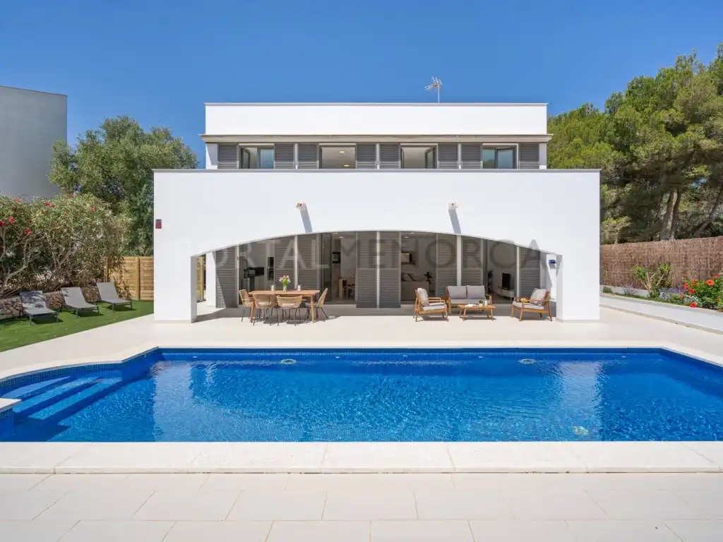Vista exterior de Casa o xalet en venda en Es Mercadal amb Jardí privat, Terrassa i Piscina