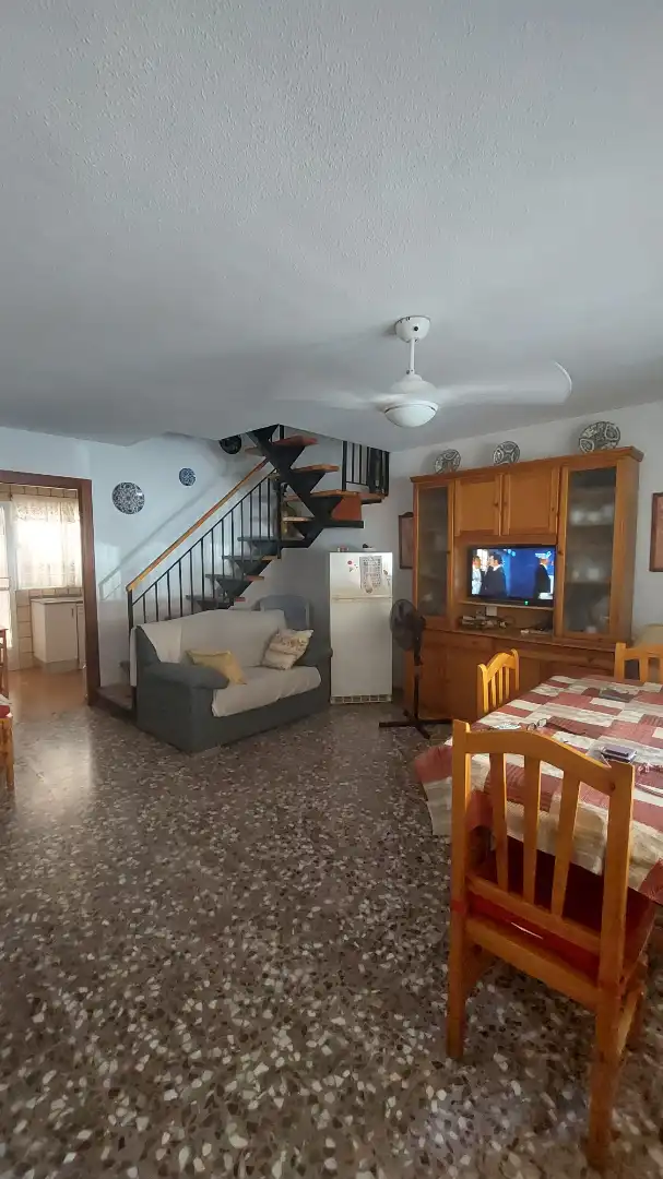 Wohnzimmer von Einfamilien-Reihenhaus zum Verkauf in La Manga del Mar Menor mit Klimaanlage, Heizung und Terrasse