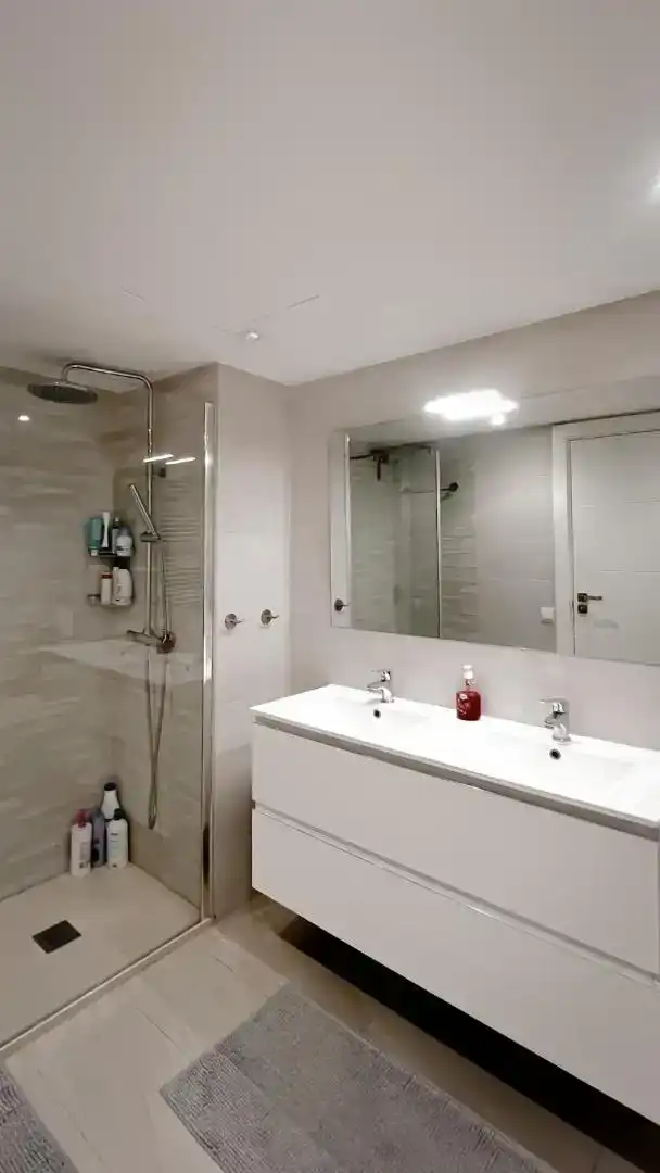 Badezimmer von Wohnung zum Verkauf in Mataró mit Klimaanlage und Balkon