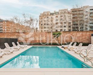 Swimming pool of Apartment to rent in  Barcelona Capital  with Air Conditioner, Heating and Terrace