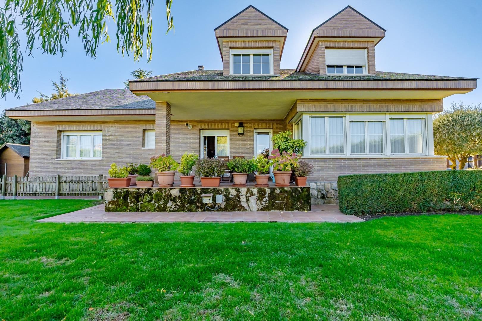 Exterior view of House or chalet for sale in Valdemorillo  with Heating, Private garden and Parquet flooring