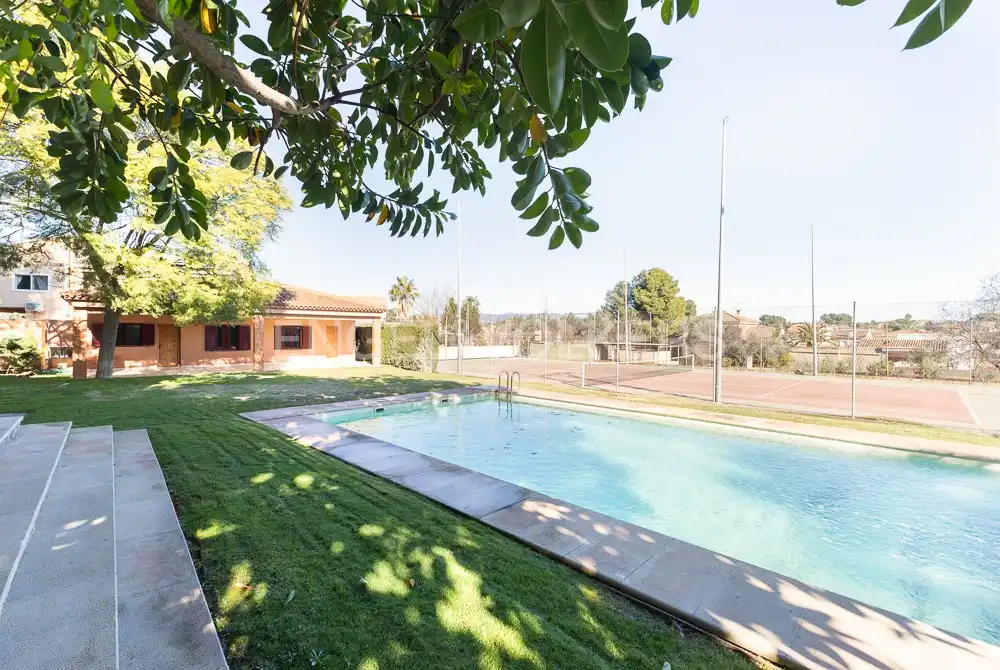 Swimming pool of Houses for sale in La Pobla de Vallbona  with Air Conditioner, Heating and Private garden