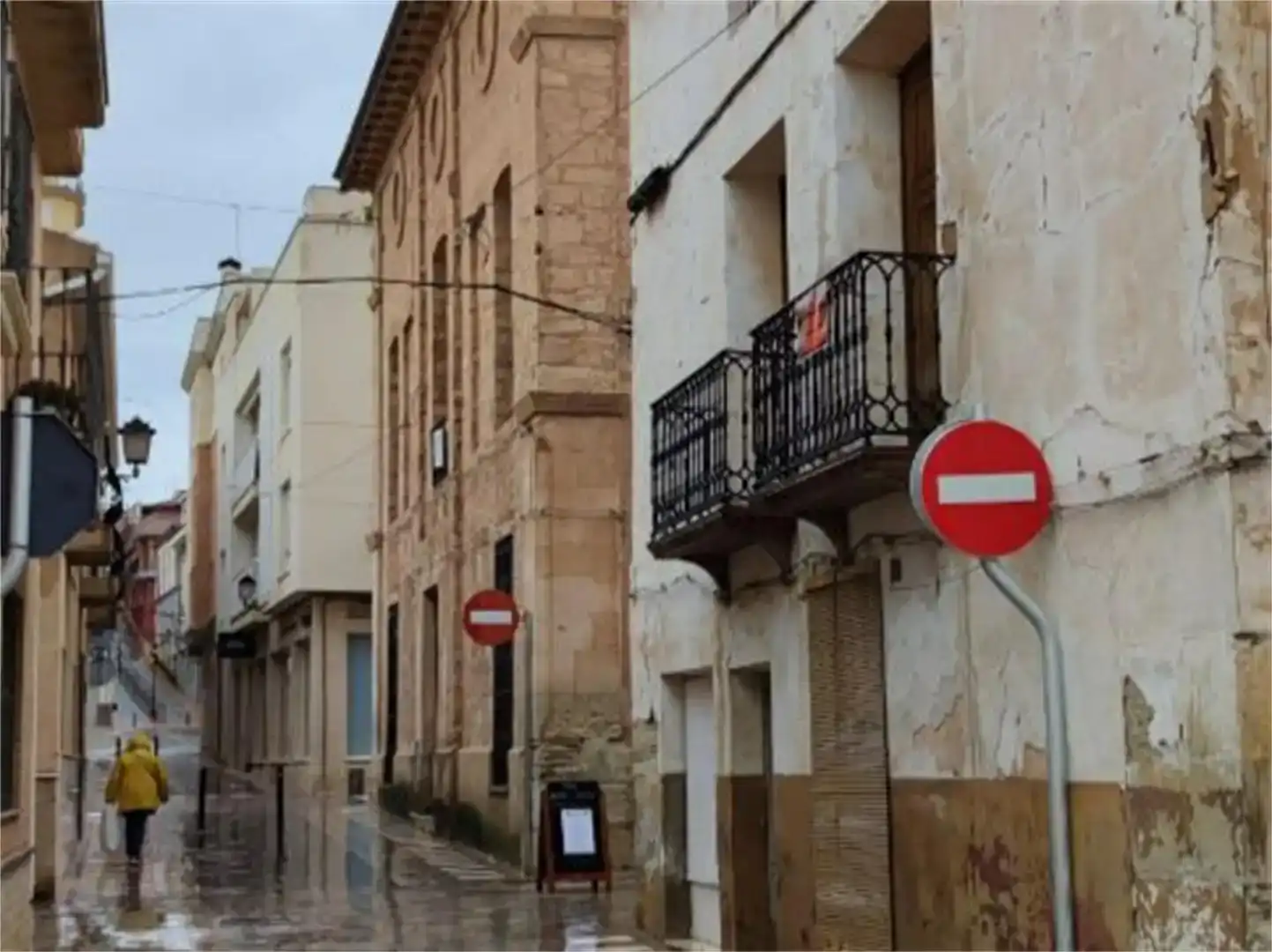 Vista exterior de Dúplex en venta en El Pinós / Pinoso con Balcón