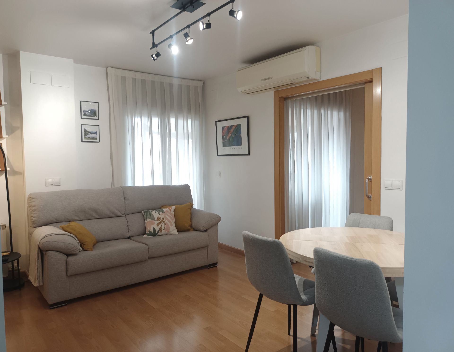Sala d'estar de Apartament de lloguer en  Lleida Capital amb Aire condicionat, Calefacció i Parquet