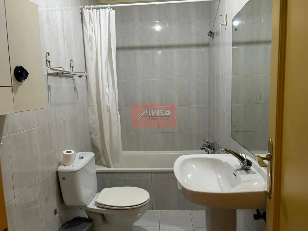 Baño de Apartamento en venta en Ourense Capital  con Calefacción, Trastero y Amueblado