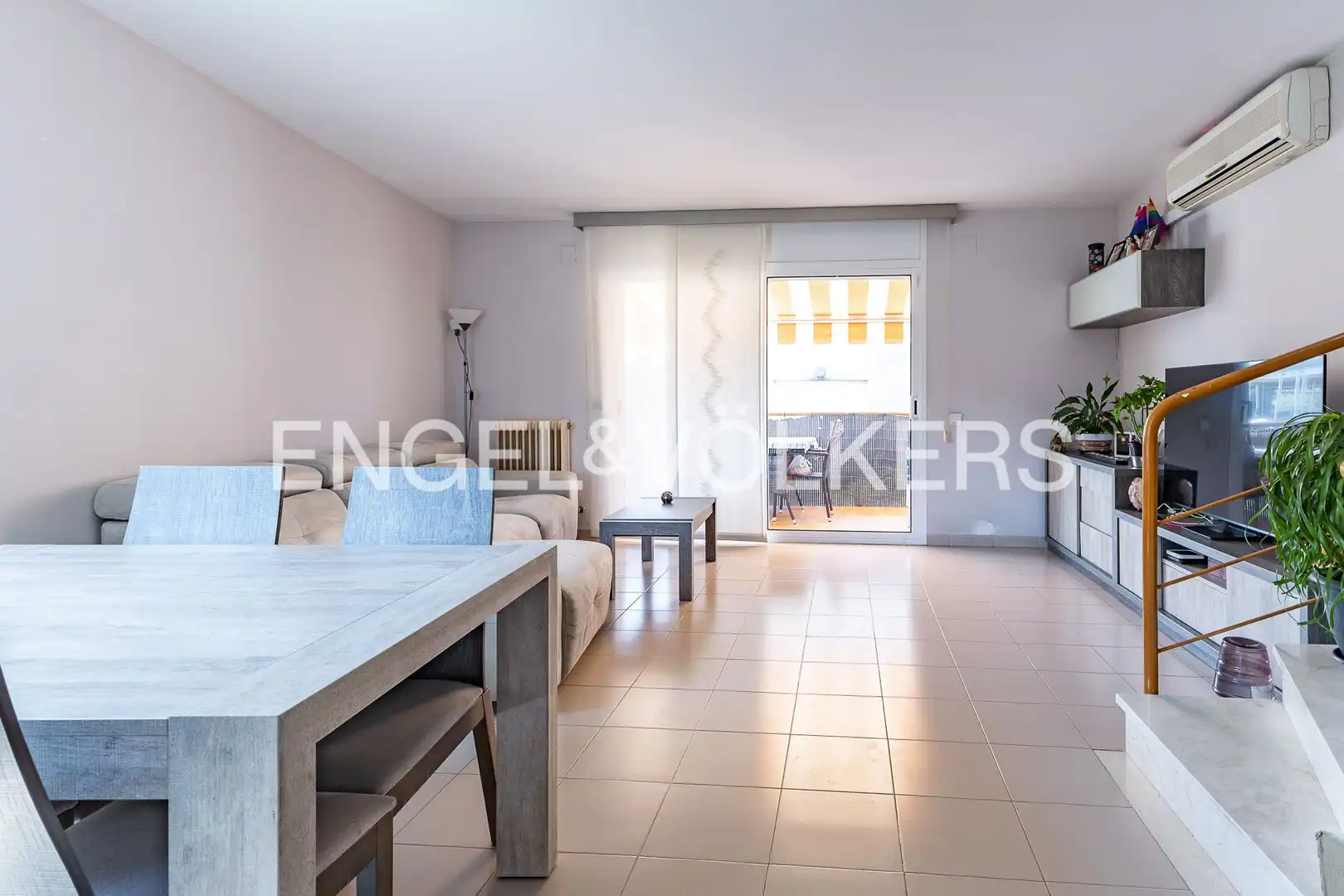 Sala de estar de Casa adosada en venta en Castellar del Vallès con Aire acondicionado, Calefacción y Terraza