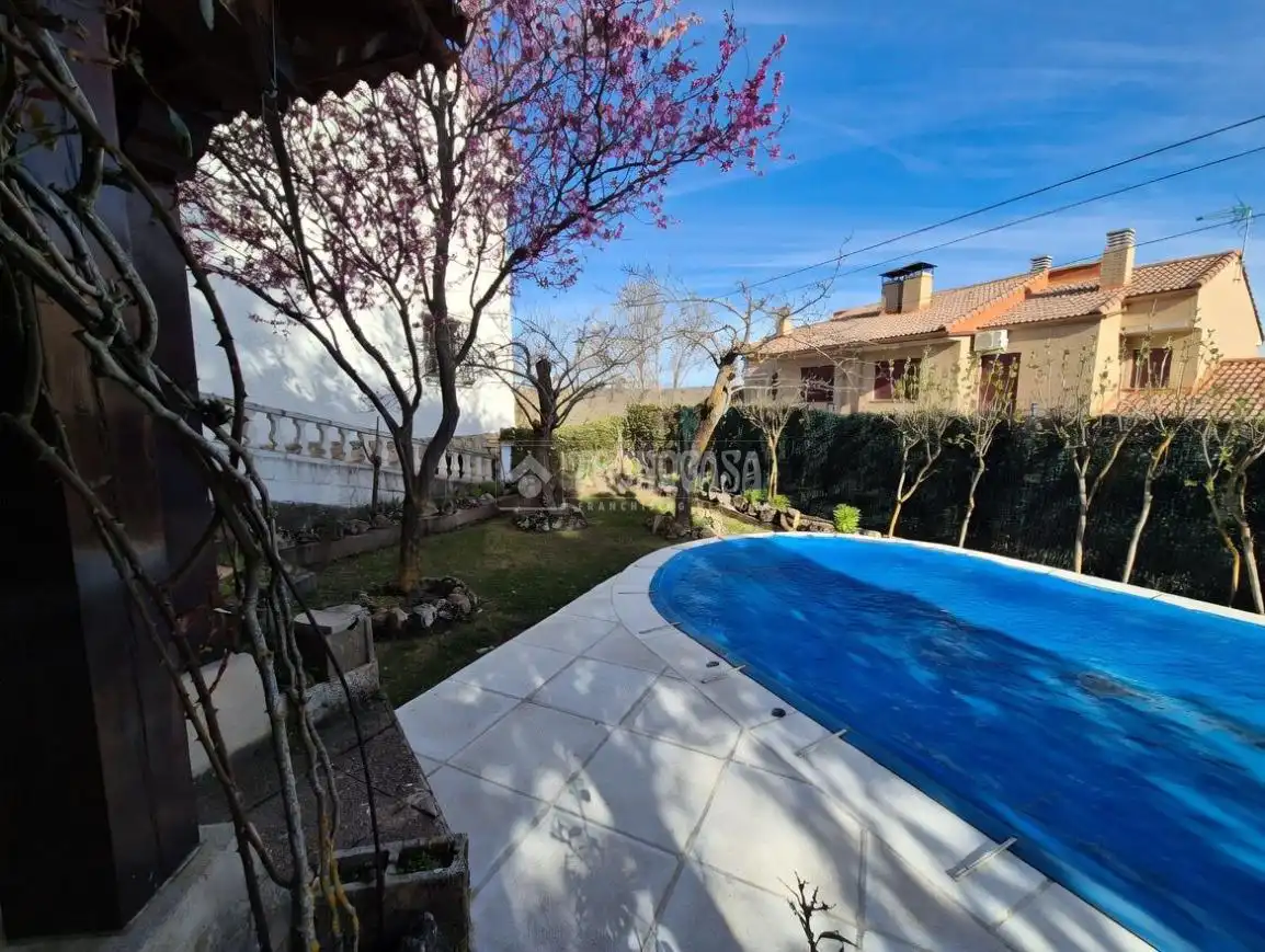 Piscina de Casa o xalet en venda en Sigüenza amb Calefacció, Jardí privat i Terrassa