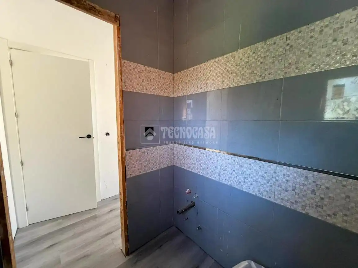 Bany de Casa o xalet en venda en Villa del Prado amb Aire condicionat i Piscina