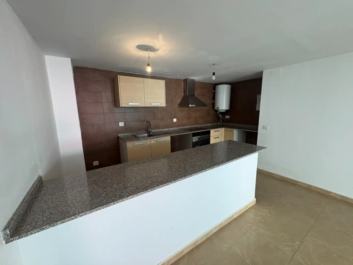 Küche von Wohnung zum Verkauf in Vallgorguina mit Klimaanlage, Heizung und Balkon