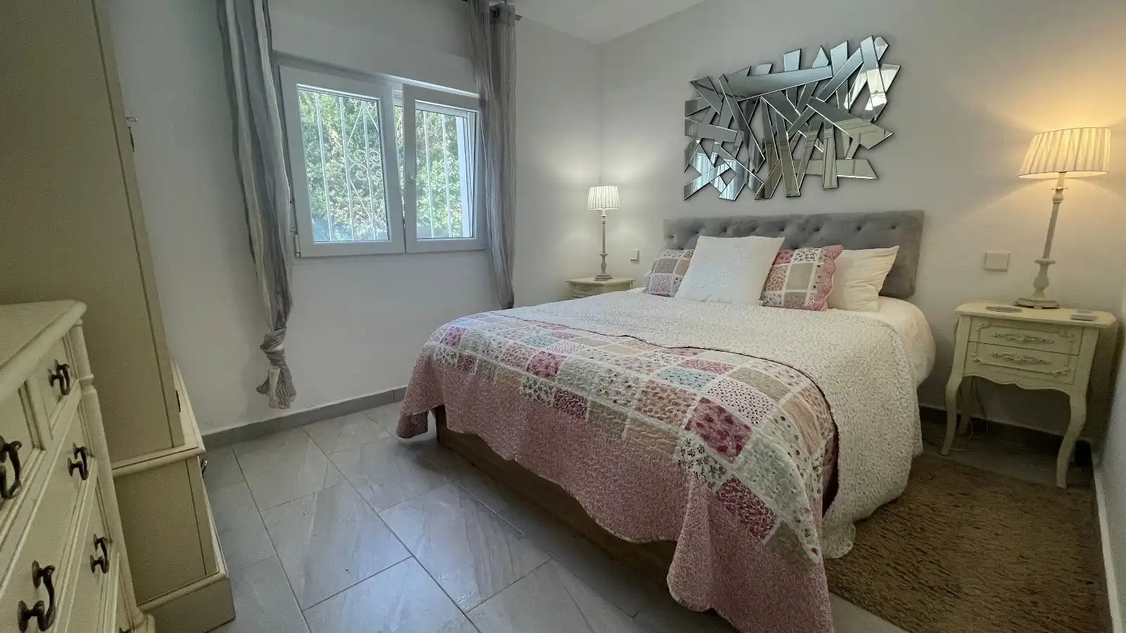 Habitación de Casa o chalet de alquiler en Estepona con Aire acondicionado, Terraza y Piscina
