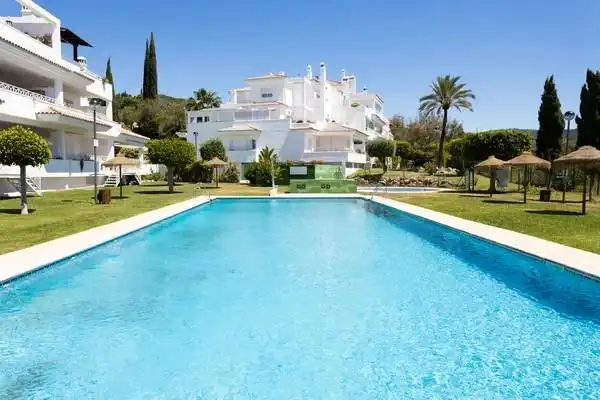 Außenansicht von Wohnung zum Verkauf in Marbella mit Klimaanlage, Terrasse und Balkon